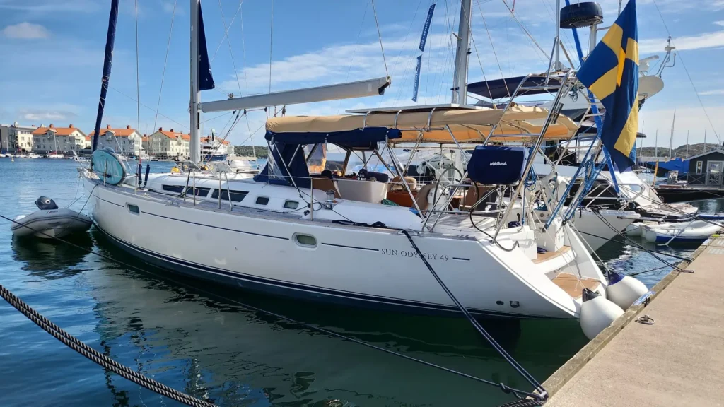 Nuovo tendalino per la Sun Odyssey 49, realizzato e montato da Marstrands Marintextil AB a Marstrand. Artigianato svedese con una vestibilità perfetta per i proprietari di barche a Göteborg, Kungälv e in tutta la regione del Bohuslän.