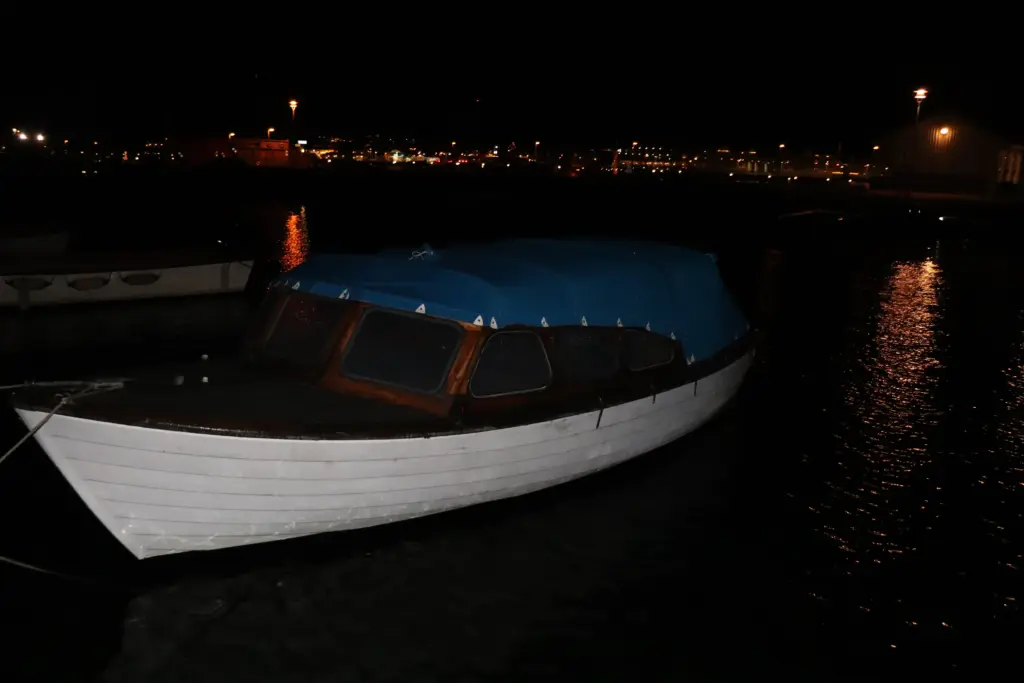 Polar 22 Snipa efter kapelltvätt och impregnering, nytvättat kapell monterat av Marstrands Marintextil vid kvällsmontering i Marstrand.