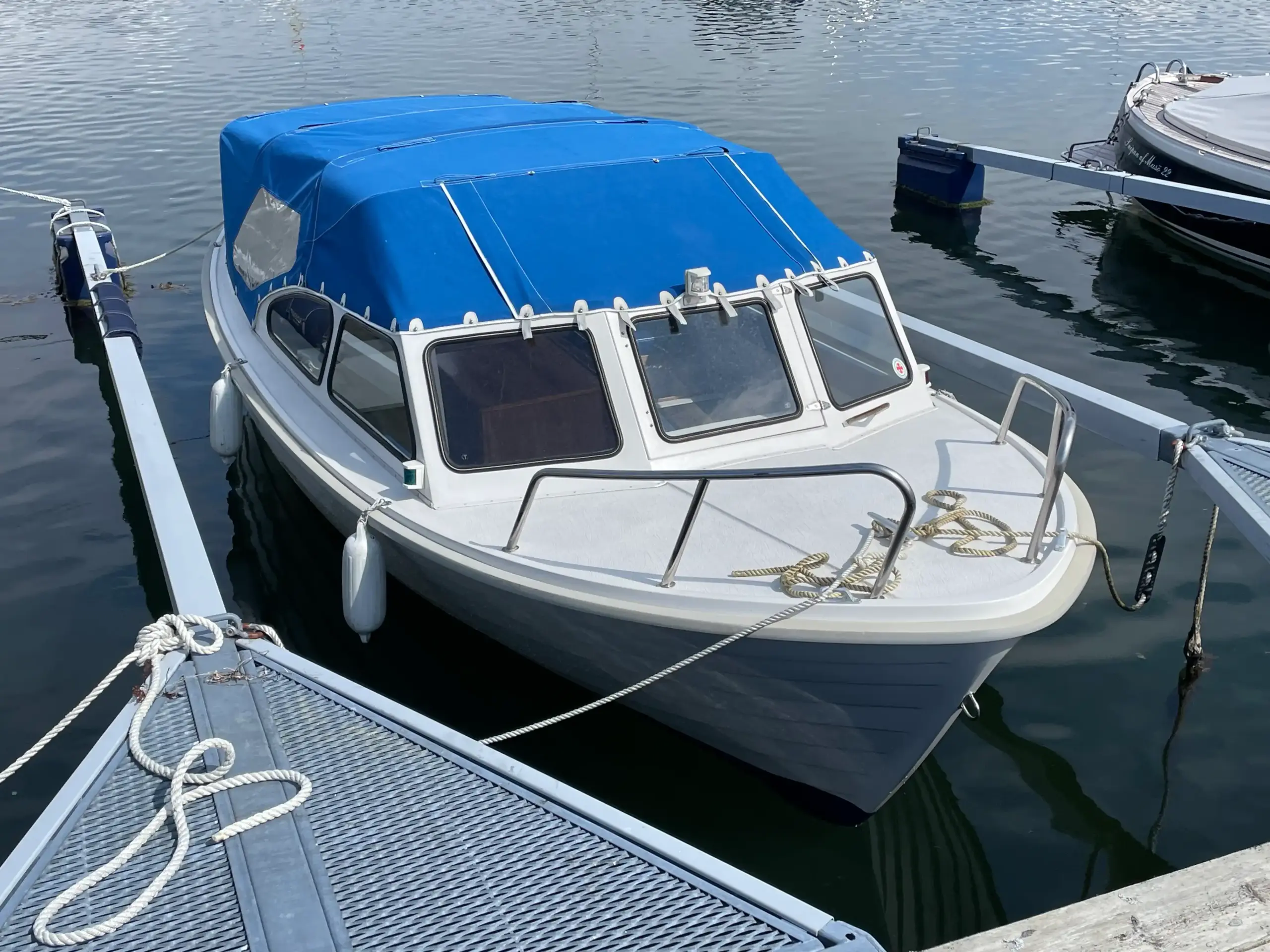 Lavage et imperméabilisation de la capote du bateau Polar 20 après un nettoyage professionnel en Suède
