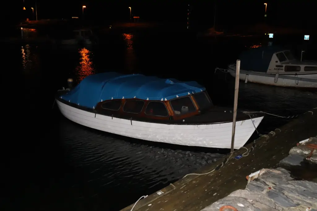 Polar 22 Snipa after canopy washing and impregnation – Marstrands Marintextil installed canopy in the dark at the jetty.